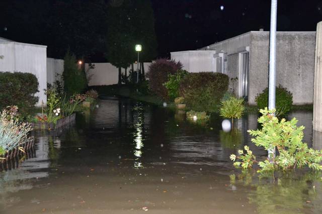 rue mauve inondée